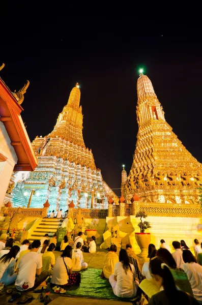 Tailandês povo e monge se juntar moral rezar contagem regressiva em Wat Arun temp — Fotografia de Stock