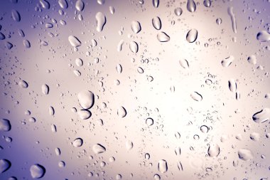 Su cam yüzeyine düşer.