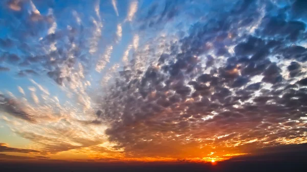 Beautifu puesta de sol vista del cielo y la nube — Foto de Stock