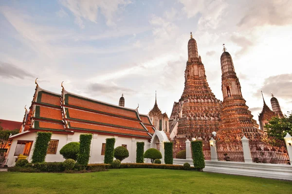 Wat arun (Świątynny jutrzenkowy) w bangkok Tajlandia — Zdjęcie stockowe