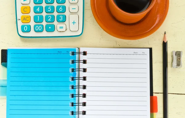 Notebook s kancelářskými potřebami — Stock fotografie