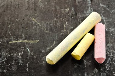 yazı tahtası üzerinde renkli tebeşirler