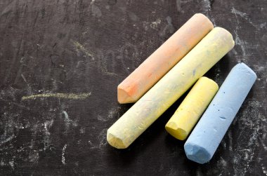 yazı tahtası üzerinde renkli tebeşirler