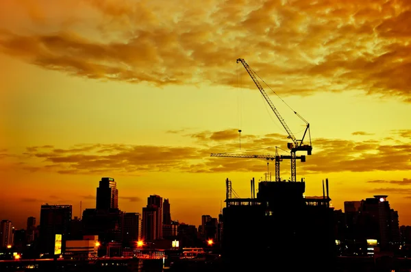 Construção industrial guindastes e cidade — Fotografia de Stock