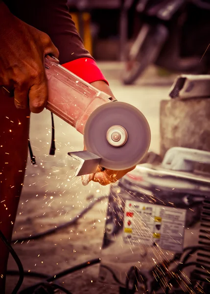 küçük bir taşlama için metal kesme kullanarak alt