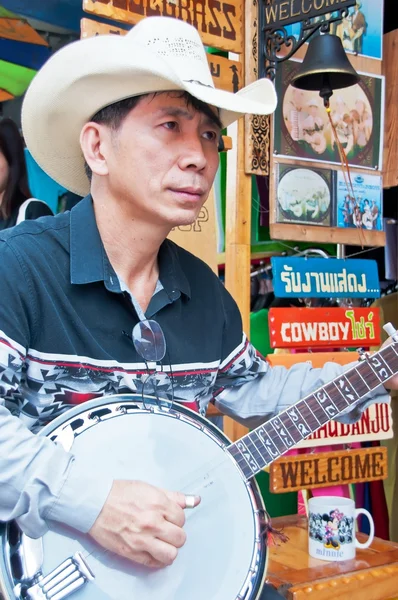 An unidentified Thai musician perform in Chatuchak market — Stock Photo, Image