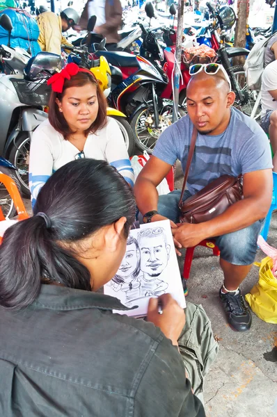 Thai painter draws picture for the tourists in Chatuchak market — Stock Photo, Image