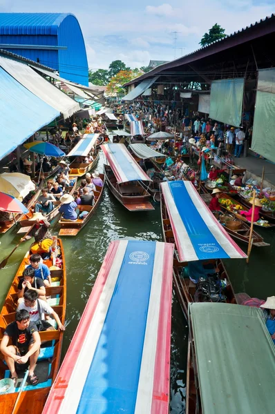 Barcos ocupados transportando gente en el mercado flotante de Damoen Saduak —  Fotos de Stock