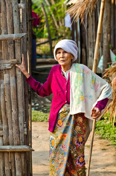 Una vieja mujer étnica Mon no identificada posa para la foto . — Foto de Stock