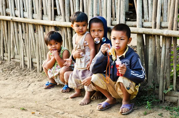 Bambini Lun non identificati 5-12 anni che giocano con le bolle . — Foto Stock
