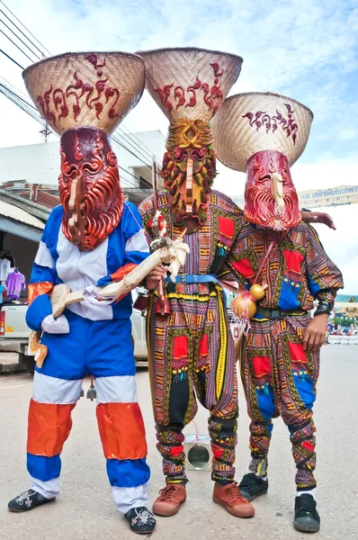 Oidentifierade män bär ghost kostymer på ghost festival — Stockfoto