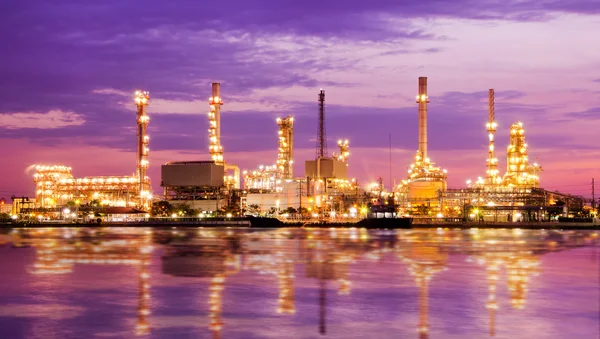 Fábrica de refinería de petróleo al amanecer — Foto de Stock