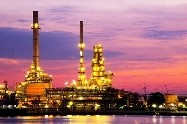 Fábrica de refinería de petróleo al amanecer — Foto de Stock