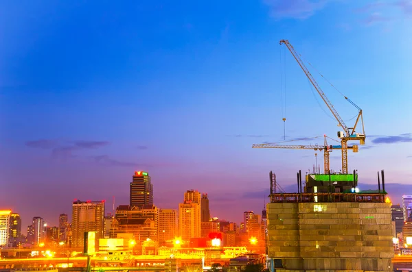 Construção industrial guindastes e cidade — Fotografia de Stock