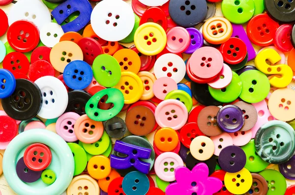 Boutons à coudre en plastique coloré — Photo