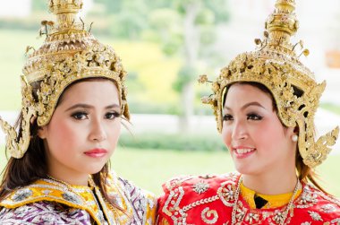 Tanımlanamayan dancer Turkish folk dance gerçekleştirmek