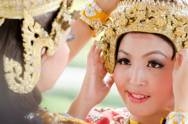 身份不明的舞者执行泰国民间舞蹈 — 图库照片