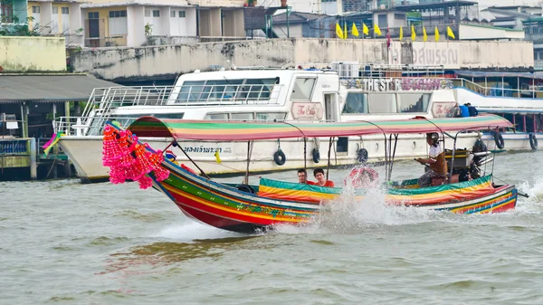 Unidentified people traveling on long tail boat. — Stock Photo, Image