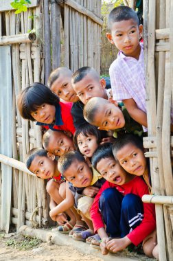 un LUN non identifiés enfants 5-12 ans se réunissent pour lневідомі Пн діти 5-12 років збираються на photogra