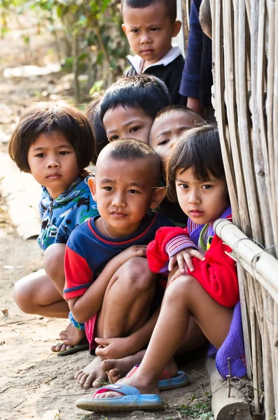 Un Mon bambini non identificati 5-8 anni si riuniscono per photograp — Foto Stock