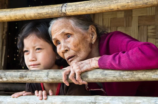 Un niño Mon no identificado de 7 años y un viejo Mon se reúnen para ph — Foto de Stock