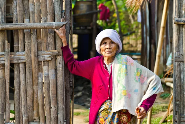 Una vieja mujer étnica Mon no identificada posa para la foto . — Foto de Stock