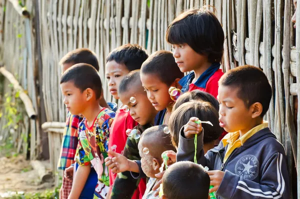 Tanımlanamayan mon çocuk 5-12 yıl ile baloncuklar.