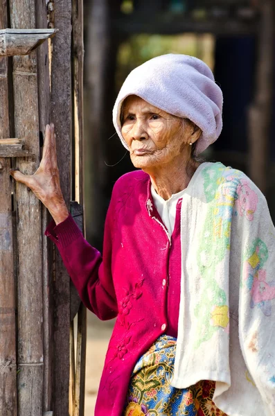 Uma velha mulher étnica mon não identificada posa para a foto . — Fotografia de Stock