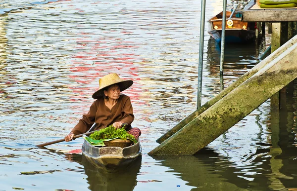 En oidentifierad thailändska kvinna säljer sina varor i sin båt — Stockfoto
