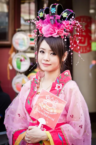 Žena s čínskou tradiční šaty — Stock fotografie