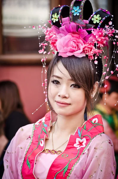 Mujer no identificada con vestido tradicional chino —  Fotos de Stock