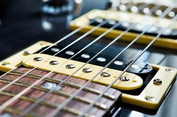 Detalhe da guitarra elétrica de seis cordas — Fotografia de Stock