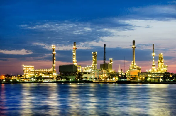 Petroleum oil refinery factory over sunrise — Stock Photo, Image