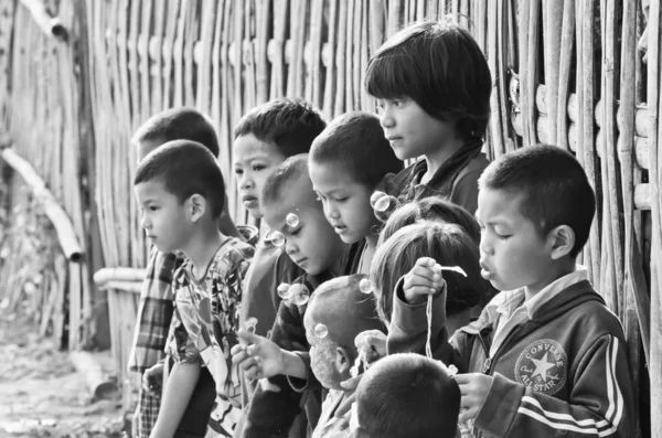 Crianças Mon não identificadas 5-12 anos brincando com bolhas . — Fotografia de Stock