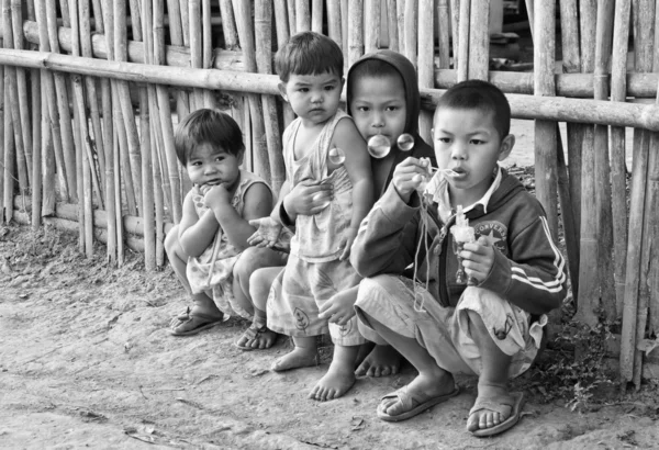 Enfants non identifiés Mon 5-12 ans jouant avec des bulles . — Photo