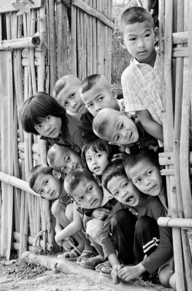 Niezidentyfikowane mon dzieci 5-12 lat gromadzą dla fotografów — Zdjęcie stockowe