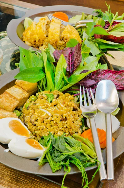Arroz frito con curry verde, comida orgánica tailandesa — Foto de Stock