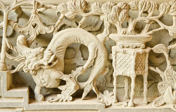 寺院でヴィンテージドラゴンの彫刻 . — ストック写真