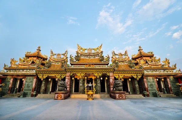 Visa kinesiska tempel före solnedgången i bangkok, thailand. — Stockfoto