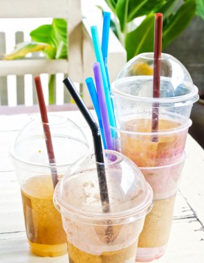 Tek kullanımlık plastik bardak