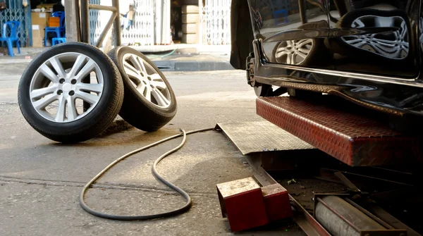 Tire replacement — Stock Photo, Image