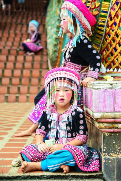 Bambini Hmong non identificati 4-6 anni si riuniscono per la fotografia — Foto Stock