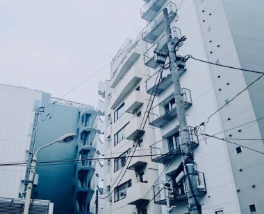 Kentsel Tokyo şehir manzarası - modern binalar boyunca elektronik tel 