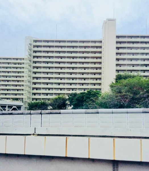 高速道路脇の集合住宅 — ストック写真