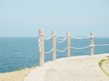 Okyanus manzaralı bir parktaki raylar Izumo, Shimane, Japonya