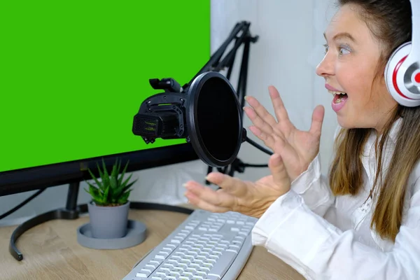 Woman Years Old Female Blogger Sits Front Computer Green Screen — Stock Photo, Image