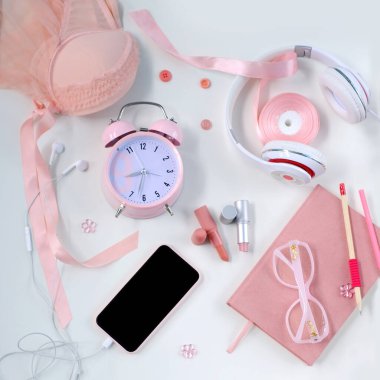 Kadınların şık aksesuarları, boş ekranlı akıllı telefon, pembe gözlüklü göz kamaştırıcı set, düz döşeme, kopya arka plan, kadın giysileri, çalar saat, ruj, kahve fincanı, günaydın konsept, kadın hayatı