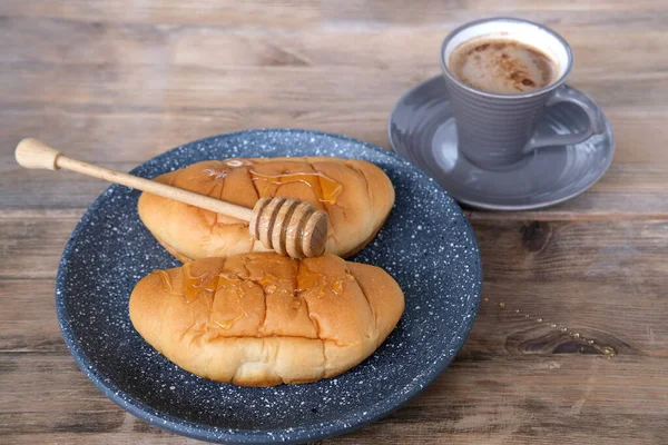 Croissants Frescos Rubicundos Prato Cinza Escuro Mel Doce Está Derramando — Fotografia de Stock