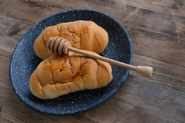 Croissants Frescos Rubicundos Prato Cinza Escuro Mel Doce Está Derramando — Fotografia de Stock