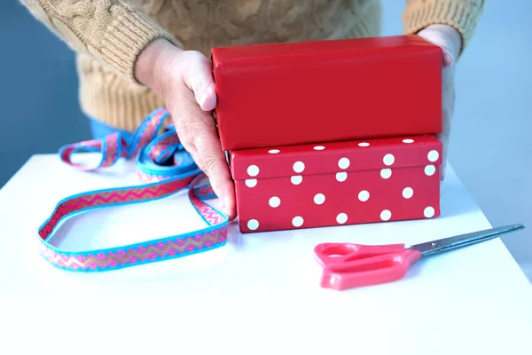Primer Plano Manos Femeninas Embalaje Regalos Dos Cajas Rojas Dando —  Fotos de Stock